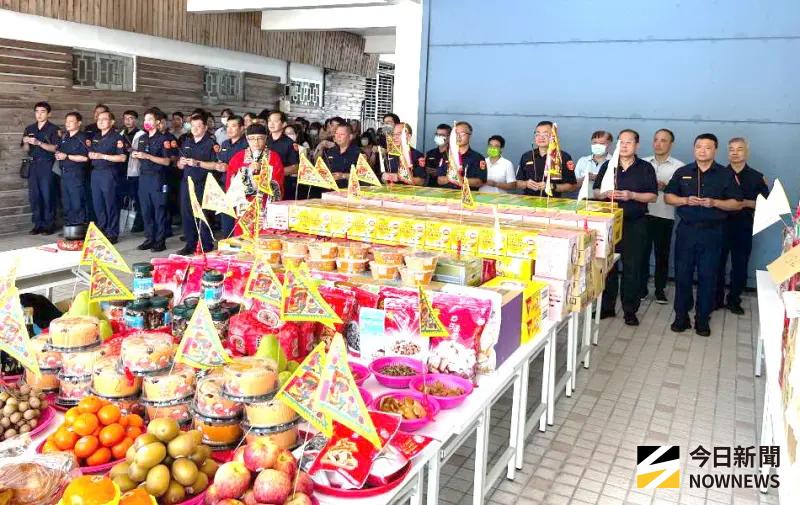 ▲警政署高雄港務警察總隊舉辦中元普渡祈安法會，由總隊長朱信憲(前排右3)率主管，祈求高雄港區勤務順利、所有員警平安，也祈願員眷均能平安健康。(圖／記者黃守作攝，2025.09.04)