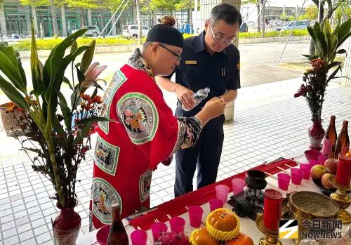 ▲警政署高雄港務警察總隊舉辦中元普渡祈安法會，總隊長朱信憲(右)祈求高雄港區勤務順利。(圖／記者黃守作攝，2025.09.04)