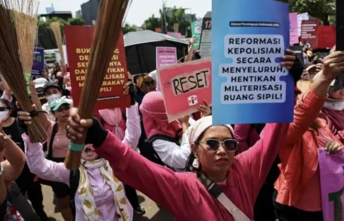 印尼街頭示威！粉色婦女聯盟聯手綠色外送員　怒抗警暴社會不公
