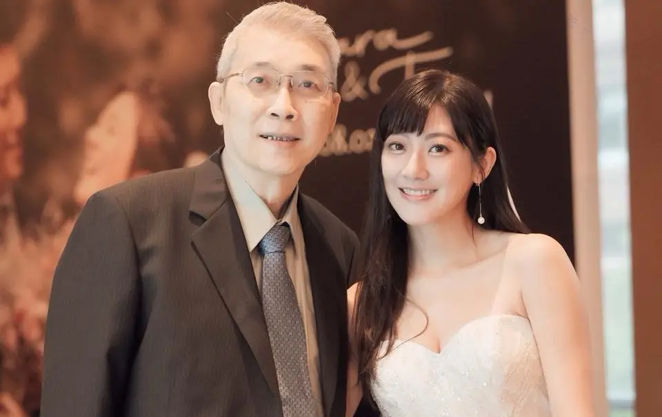 ▲林逸欣（右）爸爸（左）日前暴瘦緊急送急診，林逸欣透露爸爸是因腸胃問題引起發燒，以及營養不良住院2週，讓她忍不住直呼：「老人家不能小看不舒服」。（圖／林逸欣 Shara FB）