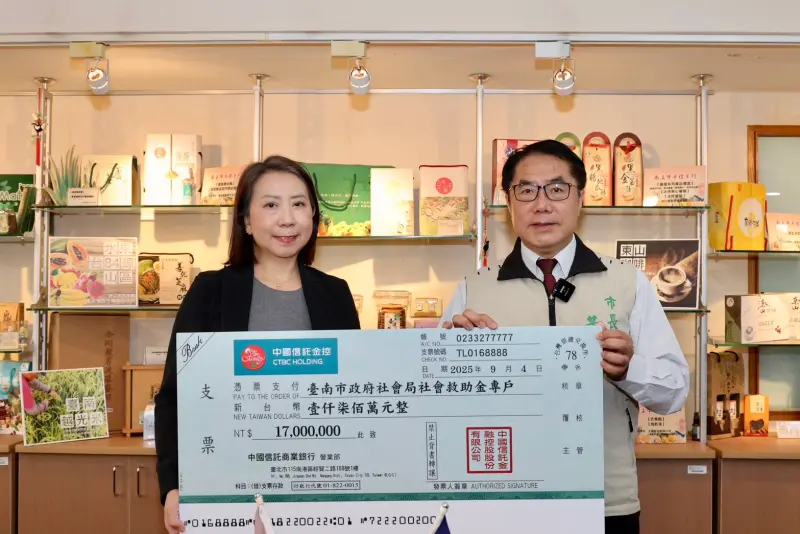 ▲為協助台南市近日受丹娜絲風災影響地區加速復原，中信金控今(4)日捐贈新台幣1,700萬元予台南市政府，由市長黃偉哲代表市府受贈，並頒發感謝狀予總經理高麗雪，感謝該公司慷慨捐輸。（圖／台南市政府提供）