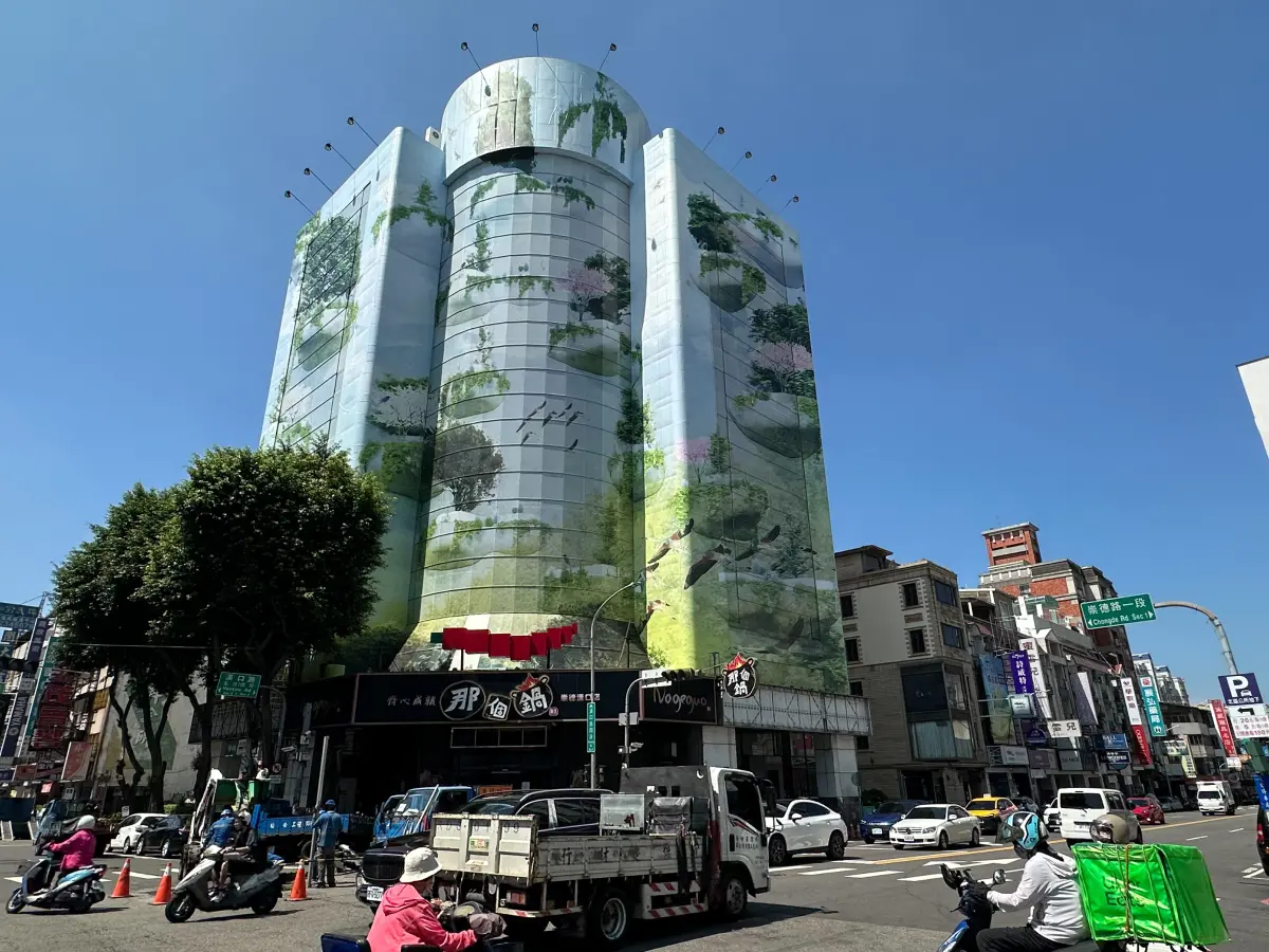 ▲誠邑築建設斥資七位數，將老商辦「德成大樓」進行「整棟包膜」，打造成有如一座綠色島嶼的公共藝術，（圖／記者金武鳳攝，2025.9.4)