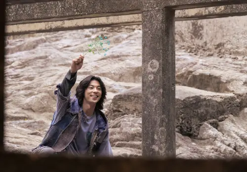 ▲許光漢在退伍後第一部電影《他年她日》有特殊的長髮造型，突破之前的形象。（圖／甲上娛樂提供）