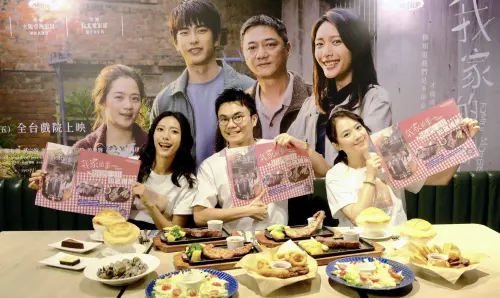 ▲《我家的事》和知名牛排館推出聯名套餐，片中一家人吃牛排的段落，觀眾不會只能看得到、吃不到，導演潘客印（中）也與高伊玲（右）、黃珮琪一同現身力挺。（圖／牽猴子提供）