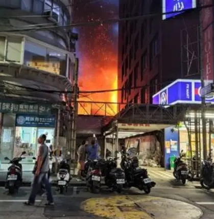基隆廟口夜市旁火災！兩層樓廢棄建築物燃燒　消防14車30人急救援
