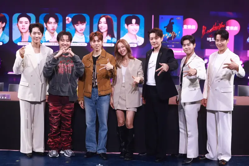 ▲KAI（左起）、Block B U-KWON、INFINITE張東雨、Wonder Girls先藝、SE7EN、ZE:A金桐俊、李知勳等人，以音樂劇演員的身分來台，宣傳韓式音樂劇。（圖／記者葉政勳攝）