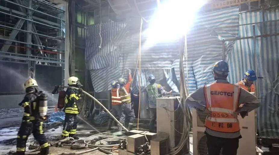▲台中火力發電廠４日下午一樓變電室冒煙起火，消防單位出動7車16人搶救，火勢在半小時內控制。（圖／翻攝畫面）
