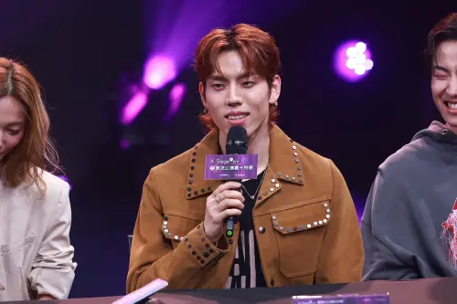 ▲東雨超寵粉，表演時衝下台跟粉絲互動。（圖／記者葉政勳攝）