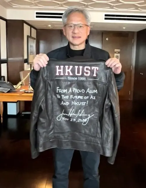 ▲黃仁勳親筆在這件香港科大特製皮衣上簽名。（圖／香港科大）