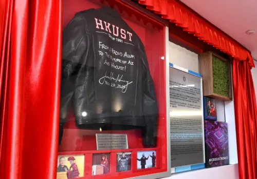 ▲黃仁勳簽名皮衣高掛在香港科大校園內。（圖／香港科大）