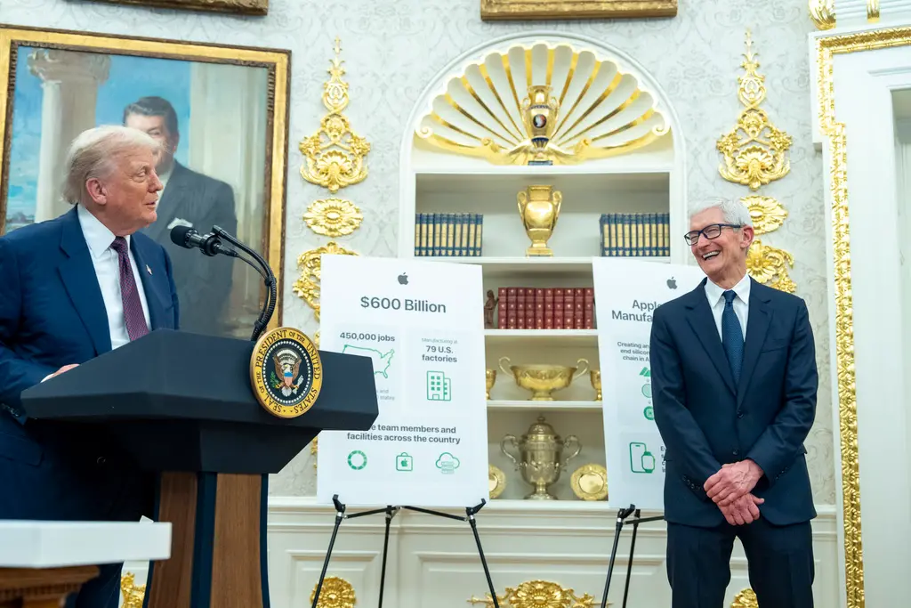 ▲美國總統川普將在白宮玫瑰園宴請十數位科技業CEO，但獨漏特斯拉CEO馬斯克。圖為川普與蘋果CEO庫克在橢圓型辦公室宣布蘋果在美投資消息。（圖／美聯社／達志影像）