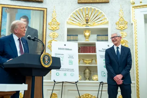 ▲美國總統川普將在白宮玫瑰園宴請十數位科技業CEO，但獨漏特斯拉CEO馬斯克。圖為川普與蘋果CEO庫克在橢圓型辦公室宣布蘋果在美投資消息。（圖／美聯社／達志影像）