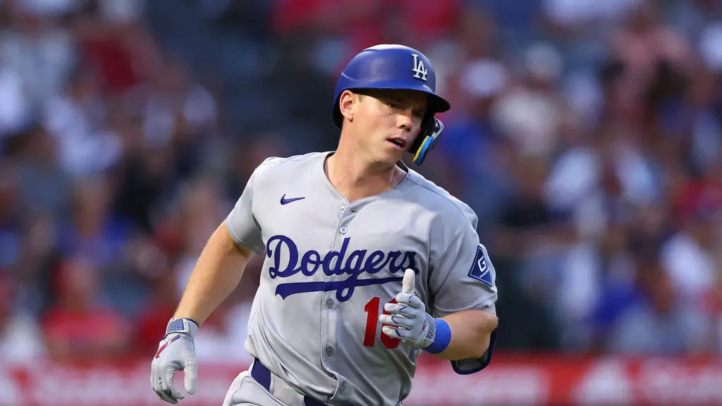 ▲洛杉磯道奇鐵捕史密斯（Will Smith）因為右手骨折缺陣了一段時間，終於在分區系列賽復出，而道奇總教練羅伯斯（Dave Roberts）今（9）日也宣布，史密斯將重回先發。而前一場拉傷的內野手羅哈斯（Miguel Rojas），羅伯斯也表示他傷勢不嚴重，隨時都能上場。（圖／美聯社／達志影像）