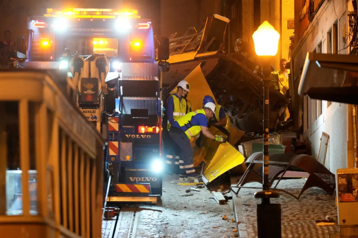 ▲葡萄牙里斯本的「榮耀升降機」纜車脫軌事故，死者已增至16人。（圖／美聯社／達志影像）