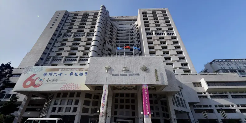 ▲台北榮總神經科名醫鄭宏志被爆出涉嫌收回扣3377萬元，士檢昨依貪污等罪嫌起訴。（圖／Google街景圖）