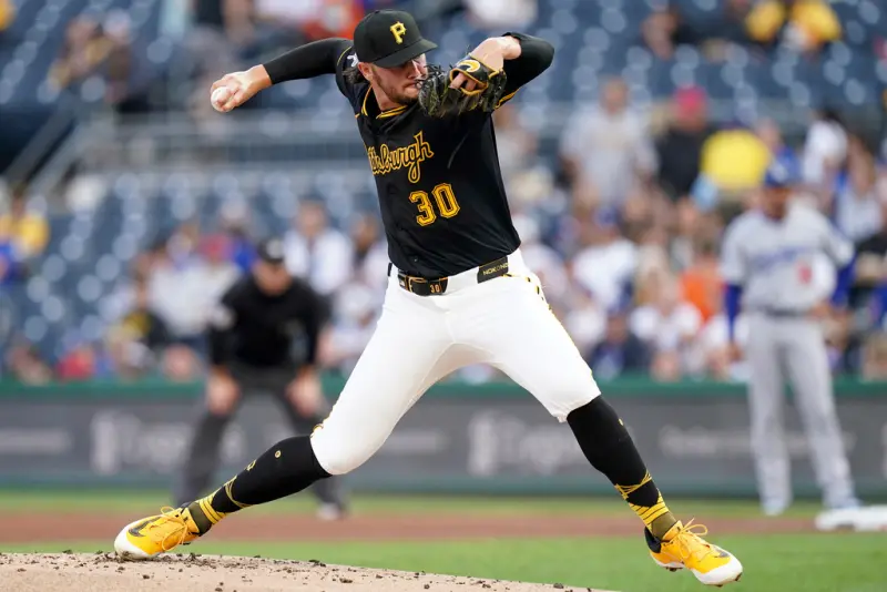 ▲道奇推出前賽揚強投史內爾（Blake Snell）掛帥先發，海盜則由賽揚大熱門史金恩茲（Paul Skenes）先發登板。史內爾主投5局被敲9支安打、失掉5分自責分，還投出3次保送，反觀史金恩茲主投6局僅被敲出零星的2支安打、沒有失分，還飆出8K，賽後防禦率僅1.98，拿下本季第10勝。（圖／美聯社／達志影像）