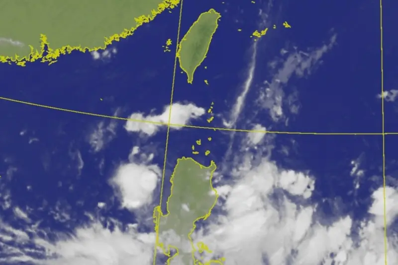 ▲目前南海仍是大片低壓帶，持續有熱帶擾動醞釀中，預計週日有機會生成熱帶性低氣壓或颱風。（圖／中央氣象署cwa.gov.tw）