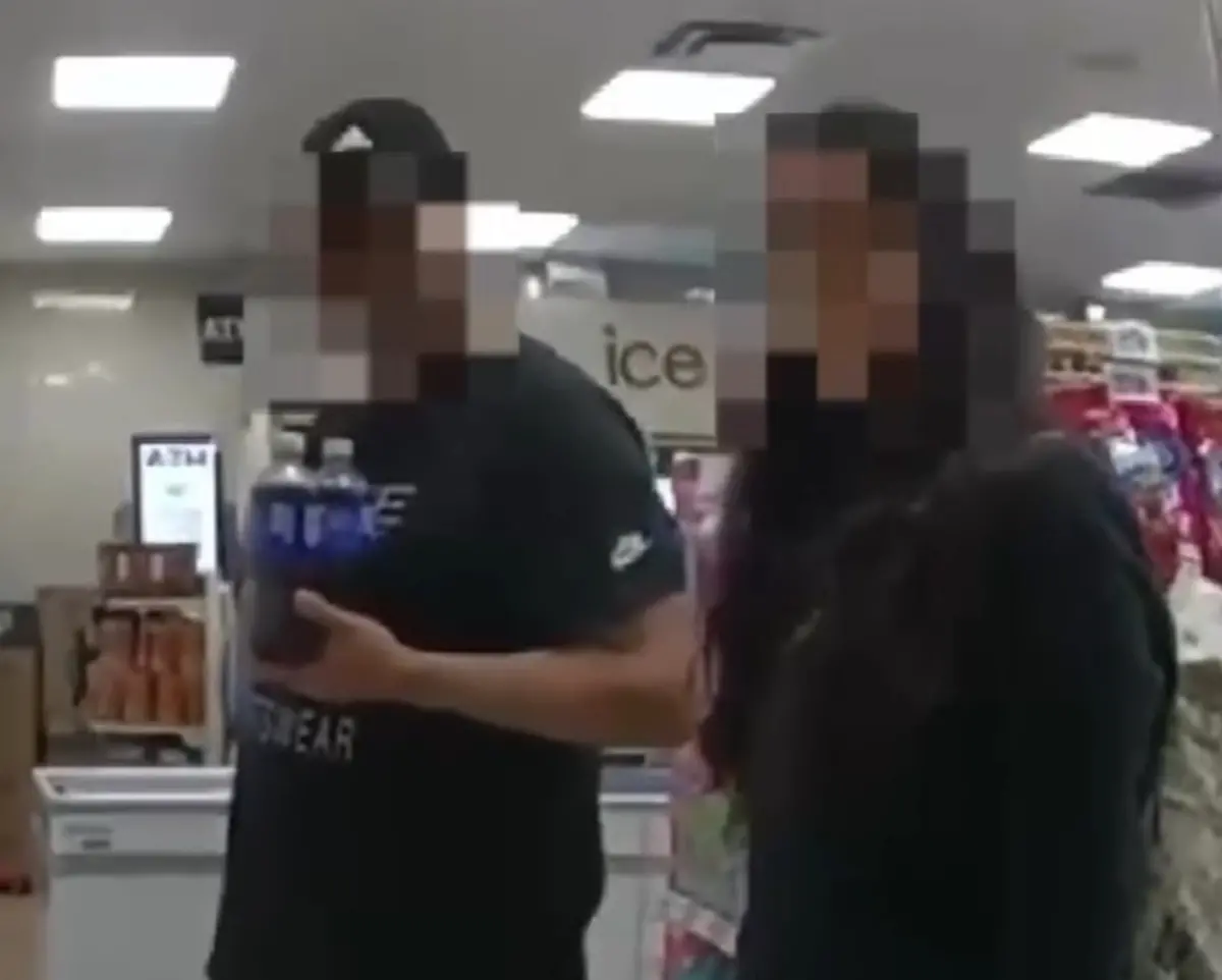 女逛超商突偷比「國際求救手勢」！店員秒懂報警 家暴男狼狽被逮