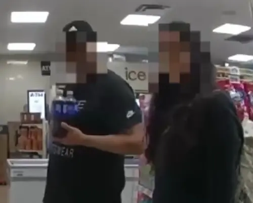 女逛超商突偷比「國際求救手勢」！店員秒懂報警　家暴男狼狽被逮
