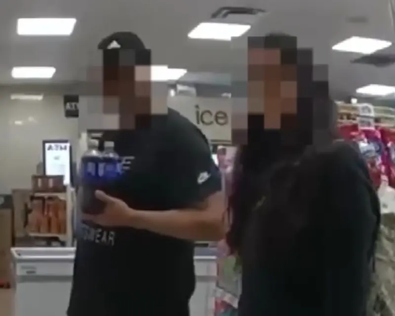 ▲美國出現一名女子逛超商不斷比「國際求救手勢」，店員一看秒懂報警，後續成功順利讓她逃離家暴男。（圖／Alhambra Police Department臉書）