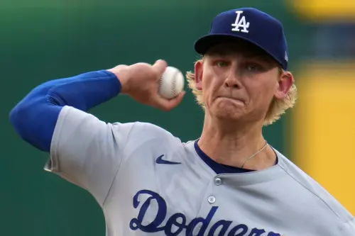 ▲MLB美國職業棒球大聯盟（Major League Baseball）昨（4）日洛杉磯道奇與匹茲堡海盜一戰，先發投手希恩（Emmet Sheehan）在2局下被海盜大齡新秀德瓦尼（Cam Devanney）敲出大聯盟首安後，希恩竟將新的球丟丟給球僮，被認為是對對手的不尊重，賽後希恩也回應，表示自己當時根本不知情。（圖／美聯社／達志影像）