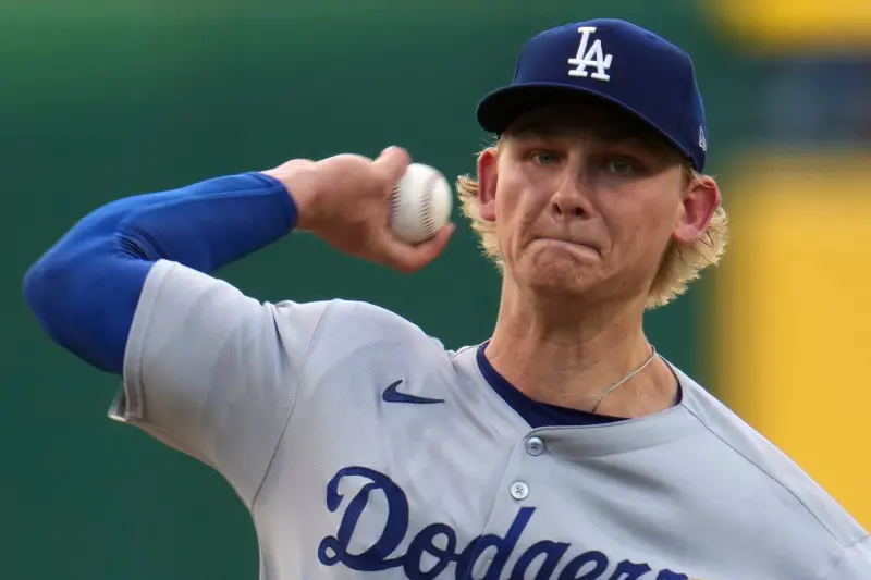 ▲MLB美國職業棒球大聯盟（Major League Baseball）昨（4）日洛杉磯道奇與匹茲堡海盜一戰，先發投手希恩（Emmet Sheehan）在2局下被海盜大齡新秀德瓦尼（Cam Devanney）敲出大聯盟首安後，希恩竟將新的球丟丟給球僮，被認為是對對手的不尊重，賽後希恩也回應，表示自己當時根本不知情。（圖／美聯社／達志影像）