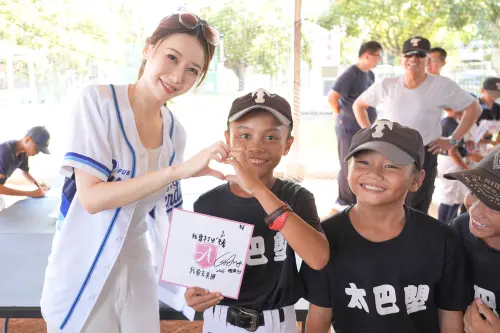 李雅英真的是女神！用中文鼓勵台灣少棒球員追夢　親筆寫下這4字
