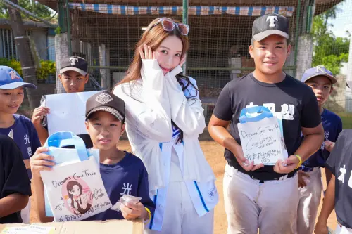 ▲太巴塱國小校長劉從義特別介紹在地原住民族文化，李雅英現場也跟著學習原住民語，與孩子們零距離互動。（圖／富邦悍將提供）