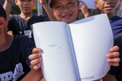 ▲李雅英親自用中文寫下鼓勵話語，溫暖支持小球員勇敢追夢。她以中文說：「希望今天可以成為你們實現夢想中，最幸福的一天！」（圖／富邦悍將提供）