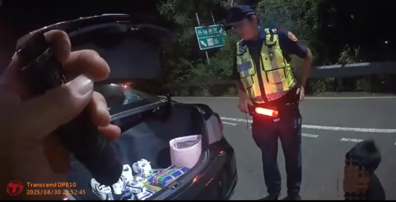 ▲行駛不穩遭盤查  查獲「超大杯XL」的毒咖啡包42包！（圖/記者鄧力軍翻攝）