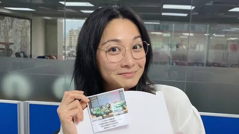 ▲江祖平近日開撕前男友、三立副總龔美富兒子龔益霆引發話題，連帶著她過往素顏美貌也再度被粉絲翻出來，《康熙來了》卸妝片段被翻出，小S驚呼「妳太可惡了！」多年後江祖平依舊凍齡，被封「素顏比化妝還正」的女神。（圖／翻攝自臉書江祖平Fans World）