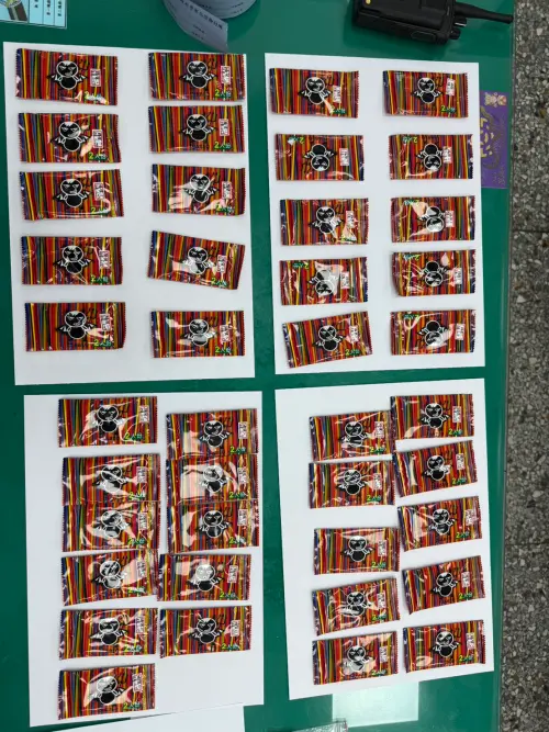 ▲行駛不穩遭盤查  查獲「超大杯XL」的毒咖啡包42包！（圖/記者鄧力軍翻攝）