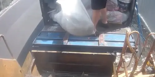 ▲垃圾車後方的行車紀錄器，拍下小貨車載事業廢棄物來「接駁」的過程。（圖／台中市環保局提供，2025.09.05）