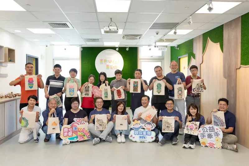 ▲直銷協會參與「藝術共創」課程，與憨兒體驗帆布袋拓印創作。（圖／直銷協會提供）