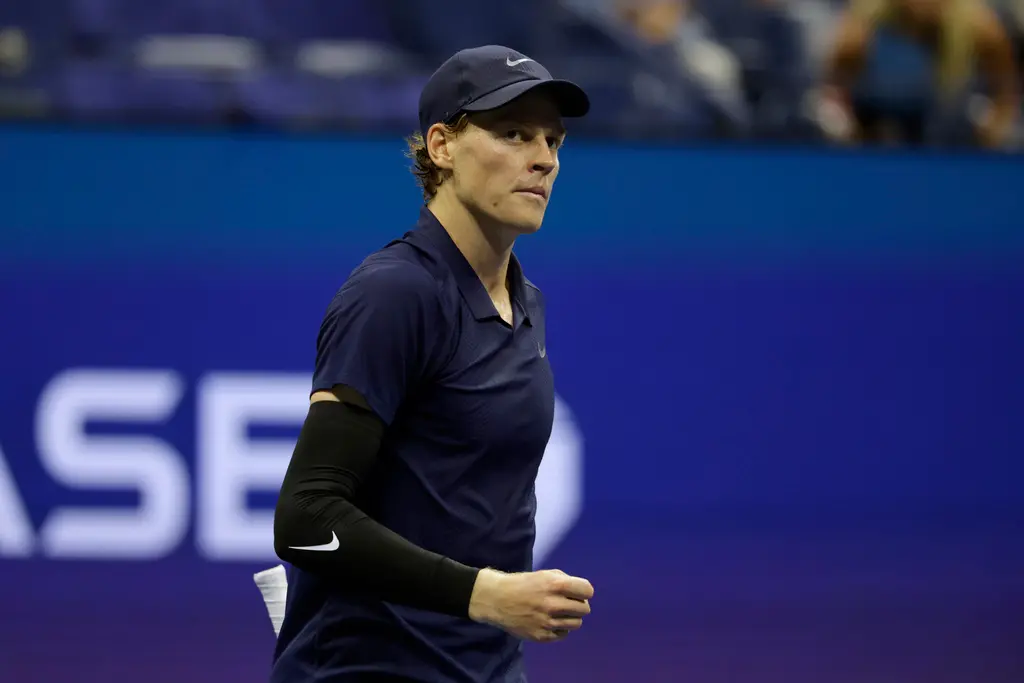 ▲美國網球公開賽義大利好手辛納（Jannik Sinner）將在明（6）日男單4強賽與奧格‧阿里辛（Félix Auger-Aliassime）爭取男單決賽門票，而美國美國「饒舌天王」德瑞克（Drake）豪擲30萬美金（約合新台幣970萬元）看好辛納奪冠，但德瑞克過去在體育賽事投注往往失利，也因此產生「德瑞克魔咒」（圖／美聯社／達志影像）