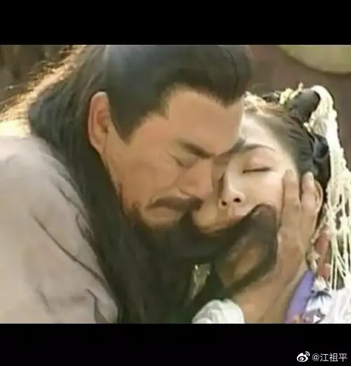 ▲江祖平（右）在《風雲》中飾演「雄霸」千葉真一（左）的女兒。（圖／翻攝自江祖平微博）