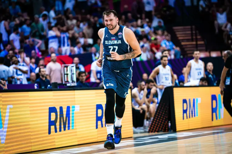 ▲NBA美國職籃（National Basketball Association）洛杉磯湖人超級球星、斯洛維尼亞隊一哥唐西奇（Luka Doncic）在2025年FIBA歐洲籃球錦標賽16強賽再度上演史詩級表現，狂砍42分、10籃板與3抄截，帶領斯洛維尼亞以84：77力退義大利，晉級八強。（圖翻攝自／@TheDunkCentral X）