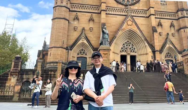 ▲信義房屋蘇政倫轉換跑道加入房仲業，為自己立下「月薪10萬元、挑戰管理職」的目標。去年他一舉拚成千萬經紀人並選上店主管，不僅圓了自己的夢，還帶媽媽參加公司舉辦的免費海外獎勵旅遊。（圖／信義房屋提供）