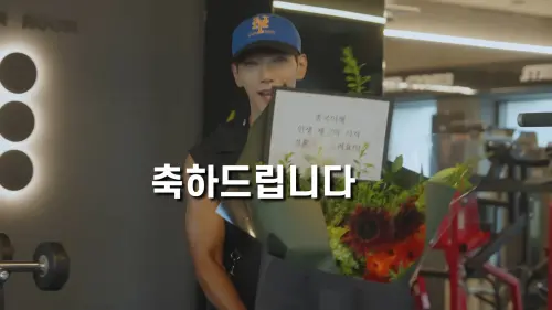 ▲2PM成員Jun.K（如圖）送花籃給金鍾國，祝福他開啟人生第二篇章。（圖／김종국 GYM JONG KOOK YouTube）