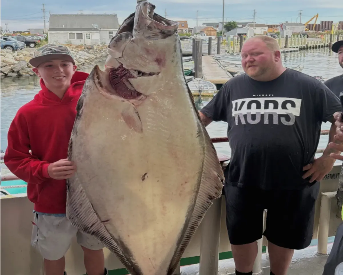 ▲美國新罕布夏州的13歲少年德尼奧，近日在參加一場深海釣魚和賞鯨包船之旅時，意外吊起一隻巨大的大西洋大比目魚，打算申請世界紀錄。（圖／美聯社）