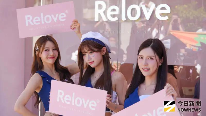 ▲富邦啦啦隊韓籍三本柱合體受訪，李珠珢（中）則談到與邊荷律聚會時，大玩諧音哏舉辦「邊緣人聚會」，當被問到先前爭議事件時，突然被現場主持人喊卡，場面超尷尬，不過李珠珢還是主動說完，強調自己已經了解到台灣相關禁忌並誠懇道歉，希望外界能夠諒解。（圖／記者張一笙攝）