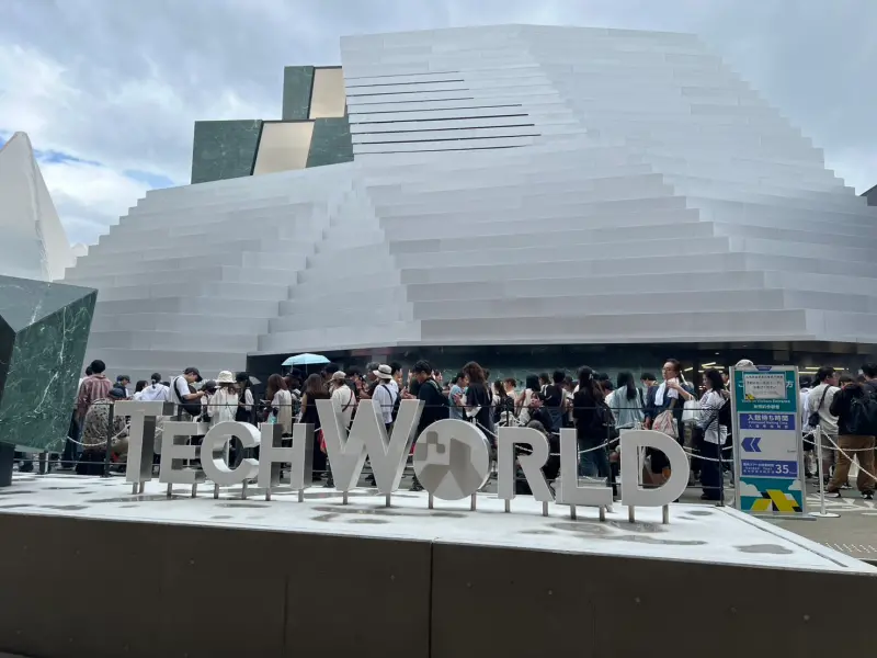 ▲大阪世博台灣館人氣依然夯，排隊人龍要經過三個排隊區才能入館，記者實地排隊約排了1個半小時才入場。（圖╱記者林汪靜攝）