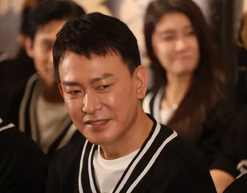 ▲王識賢大受《角頭》系列影迷歡迎，因此下中南部宣傳幾乎都不能缺席，也很賣力地唱歌、和觀眾致意，十分辛苦。（圖／記者朱永強攝）