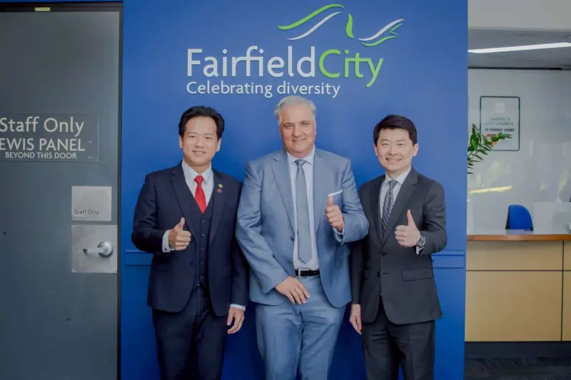 ▲代理市長邱臣遠與Frank Carbone（中）及駐雪梨台北經濟文化辦事處長吳正偉合影。（圖／新竹市政府提供）