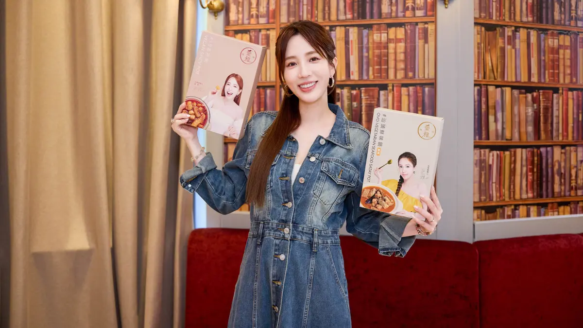 ▲愛雅懷孕4個月喜迎人生新階段， 旗下副業麻辣鍋「愛雅辣呦」營收突破億元，員工年終最高達3個月，她透露體重已增7公斤，強調親力親為，盼兼顧家庭與事業。（圖／愛雅經紀人提供）