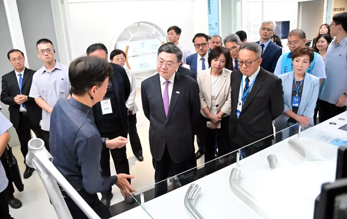 ▲行政院長卓榮泰今到台中市巨大公司，參觀自行車產業。（圖／讀者提供，2025.09.05）