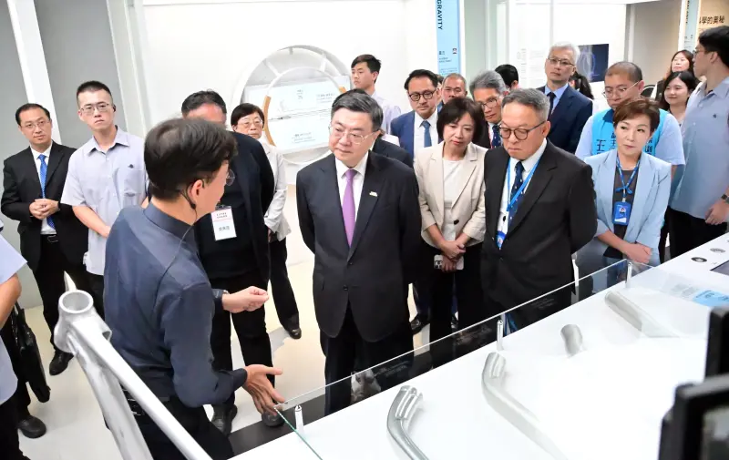 ▲行政院長卓榮泰今到台中市巨大公司，參觀自行車產業。（圖／讀者提供，2025.09.05）