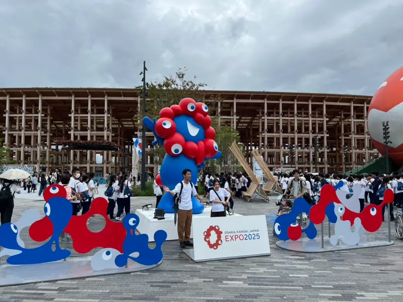 ▲即便颱風攪局，大阪世博依舊不受影響，尤其下月將閉幕，大量遊客仍瘋狂湧入展場。（圖╱記者林汪靜攝）