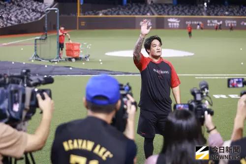 ▲味全龍隊林智勝引退賽第一天賽前接受訪問時，看到球迷的應援時揮手致意。（圖／記者葉政勳攝 ,2025.09.05）