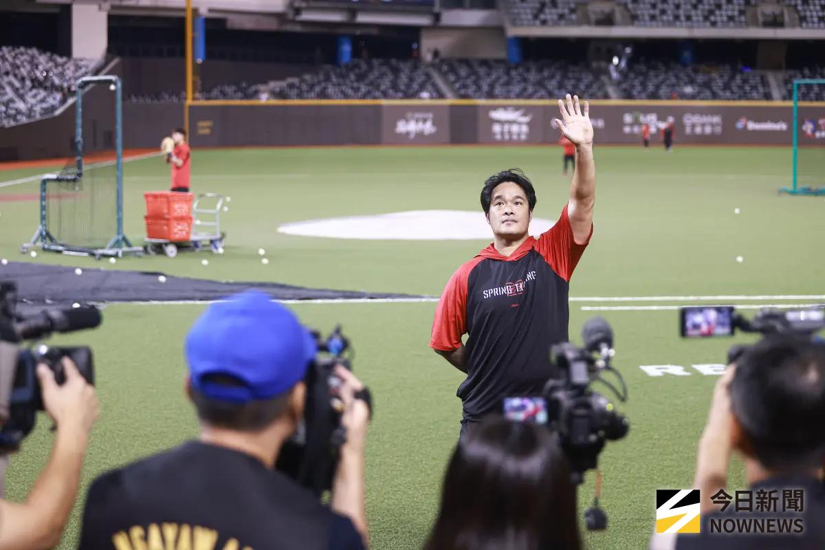 林智勝引退首日大淚崩！與蕭敬騰合唱《小蝴蝶》 全場敬禮超壯觀